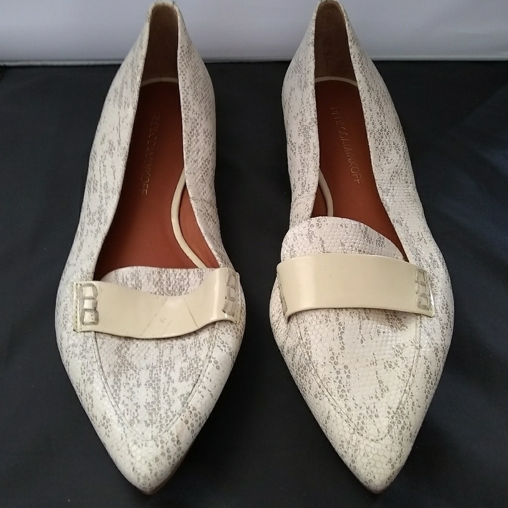 Pointed Mouth Textured Leather Flat.